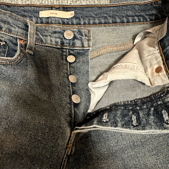 Levi’s Wedgie Crop Rough Cuff Jrans. Sz 30 - Picture 4 of 4